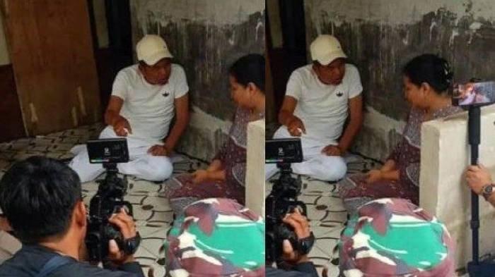 MALING AYAM TEWAS - Gubernur Jabar, Dedi Mulyadi (bertopi), saat bertemu dengan istri Taryana, maling ayam yang tewas diamuk massa di Desa Sirap, Kecamatan Tanjungsiang, Subang, Jumat (4/4/2025).