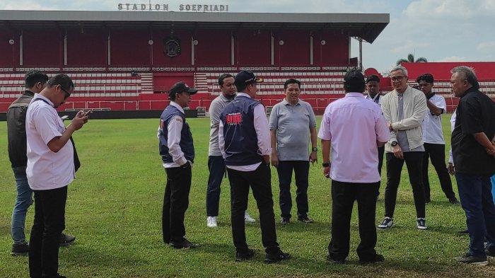 Manajemen Arema FC bersama Wali Kota Blitar, Santoso dan Tim Pemkot Blitar mengecek persiapan menjelang pertandingan Liga 1 di Stadion Supriyadi, Kota Blitar, Rabu (7/8/2024). 