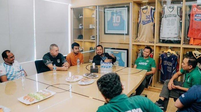 Manajemen Gresik United saat berbincang dengan manajemen Persebaya Surabaya 2024.