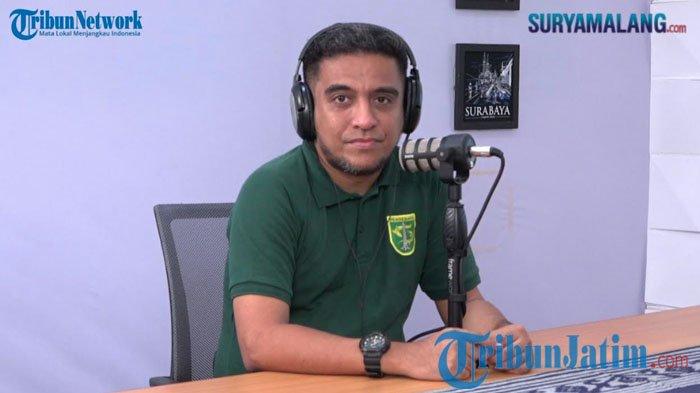 Manajer Persebaya Surabaya, Yahya Alkatiri di Kantor Tribun Jatim Network di Surabaya, Jumat (7/7/2023).