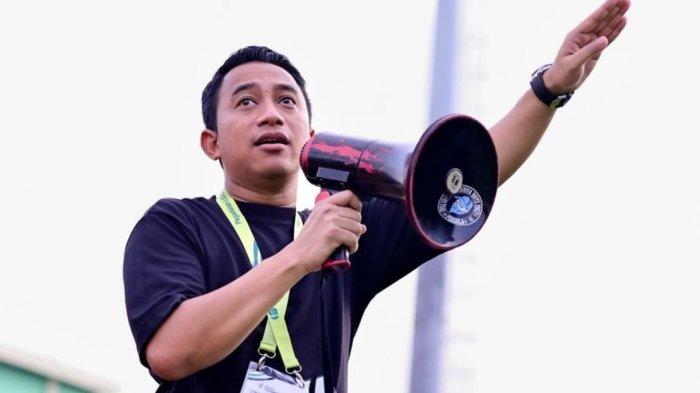 SELEKSI PEMAIN - Manajer Persela Lamongan, Fariz Julinar Maurisal saat berbicara pada suporter di Stadion Tuban Sport Center dalam pertandingan Persela Liga 2 2024/2025.