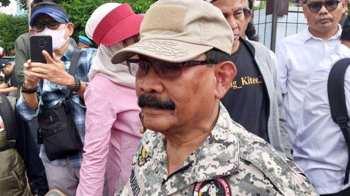 PEMAKZULAN - Mantan Komandan Jenderal (Danjen) Kopassus sekaligus Dewan Pakar Partai Keadilan Sejahtera (PKS) Mayjen TNI (Purn) Soenarko selaku perwakilan massa pendemo dari 