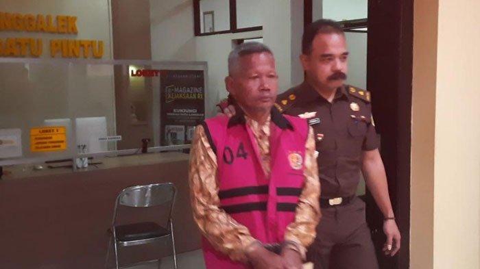 Mantan Kepala Desa Melis, Kecamatan Gandusari, Kabupaten Trenggalek, Ditetapkan Tersangka Korupsi Pembangunan Gedung Pertemuan Desa Setempat oleh Kejaksaan Negeri Trenggalek.
