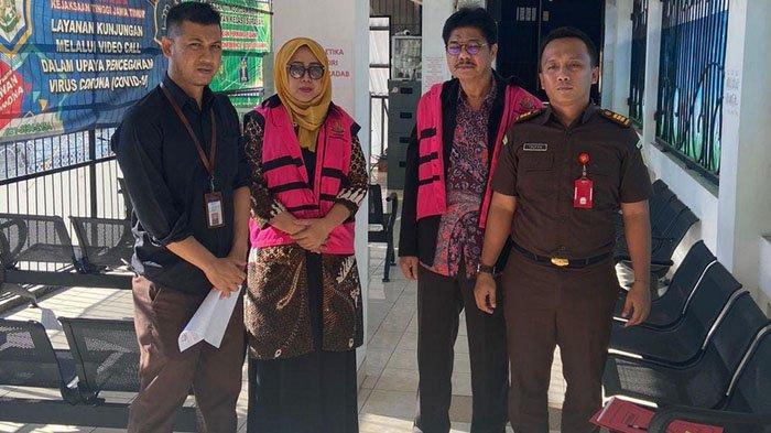 Mantan Kepala Dinas Pendidikan (Dispendik) Jatim, Syaiful Rachman dan mantan kepala SMK swasta di Jember, Eny Rustiana menjadi tersangka kasus dugaan korupsi Dana Alokasi Khusus (DAK) Dispendik Jatim, tahun 2018, dengan nilai kerugian negara sekitar Rp 8,2 miliar, saat dibawa ke Kejati Jatim, Rabu (2/8/2023). 