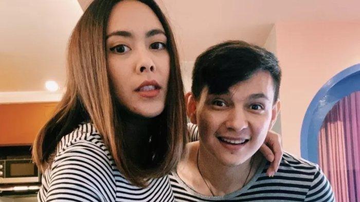 Pasangan artis Marcell Darwin dan istrinya, Nabila Faisal menjadi sorotan. Ini setelah Marcell Darwin kedapatan setor hafalan surat pendek ke istri.