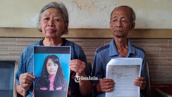 Maria Lucia Setyowati dan suaminya, Muin menunjukkan foto Tri Ratna Dewi dan surat laporan.