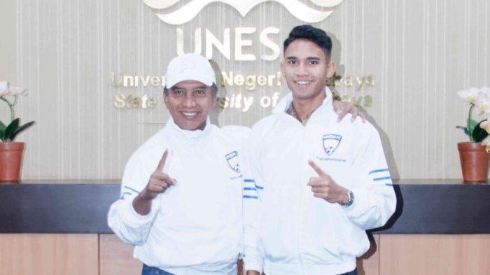 Marselino Ferdinan Philipus bersama atlet sepak bola lainnya saat berkunjung di Universitas Negeri Surabaya (Unesa)