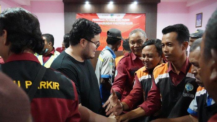 Bupati Kediri Hanindhito Himawan Pramana saat menghadiri kegiatan pembinaan Jukir di Kantor Dinas Perhubungan Kabupaten Kediri, Sabtu (7/9/2024) lalu, dalam artikel berjudul 'Mas Dhito Bakal Naikkan Insentif jukir di Kediri, Rp1 Juta per Bulan Mulai Tahun 2025'
