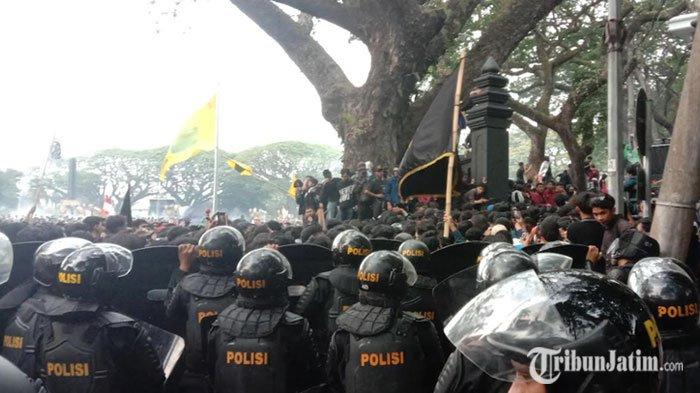 Massa aksi tolak revisi UU Pilkada masih bertahan di depan gedung DPRD Kota Malang, Jumat (23/8/2024) petang.