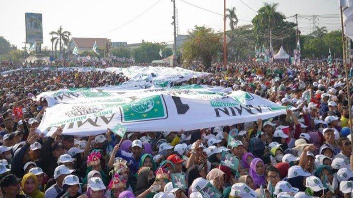 Warga tumpah ruah membentangkan bendera PKB di acara jalan sehat bersama AMIN di Sidoarjo, Minggu (15/10/23) kemarin.