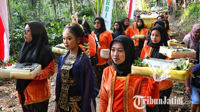 Warga melakukan arak-arakan tumpeng menuju sumber mata air Sumber Towo di Dusun Bangsri, Desa Pamotan, Kecamatan Dampit, Kabupaten Malang, Kamis (20/7/2023). Kegiatan tersebut untuk menyambut bulan suro (dalam penanggalan jawa) serta Tahun Baru Islam 1 Muharram