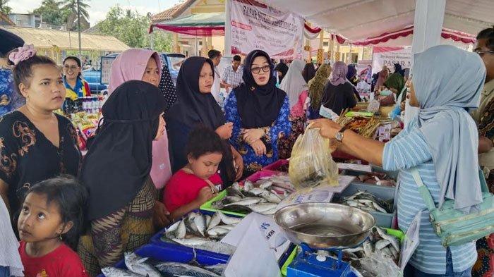 Masyarakat Kecamatan Pagelaran membeli ikan segar di Pasar Murah Disperindag Kabupaten Malang, Senin (28/10/2024).