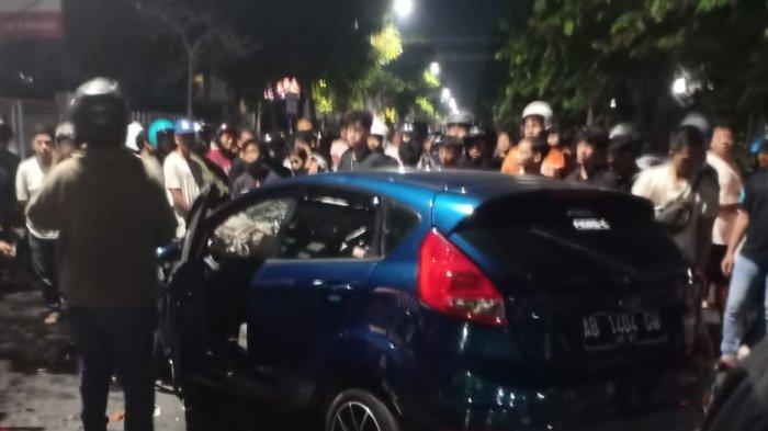 Masyarakat berduyun-duyun mendatangi lokasi setelah mobil tabrak gerobak sampah di Jalan Kertajaya, Minggu (8/12).