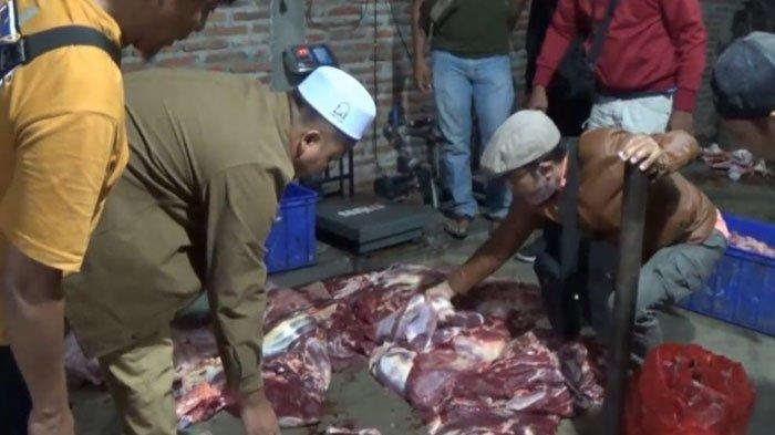 Masyarakat bersama petugas menemukan daging sapi yang sudah digelonggong oleh seorang pria berinisial S (39), warga Desa Pupus, Kecamatan Lembeyan, Kabupaten Magetan, sekaligus pelaku usaha pemotongan hewan.