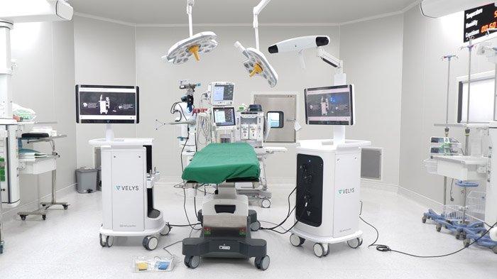 PENGGANTIAN SENDI LUTUT - Mayapada Hospital Surabaya (MHSB) menjadi unit Mayapada Healthcare pertama yang menginstal VELYS Robotic-Assisted Solution. Dengan demikian, MHSB juga mencatatkan sejarah sebagai rumah sakit pertama di kawasan Jawa Timur dan Indonesia Timur yang menghadirkan teknologi robotik canggih untuk prosedur penggantian sendi lutut total atau total knee replacement bagi masyarakat di wilayah ini, Jumat (16/5/2025).