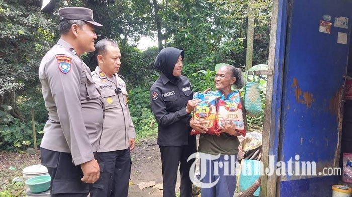 SEMRINGAH - Mbah Mujiyem (66) atau yang akrab disapa Mbok Yem semringah menerima bantuan paket sembako dari Polres Kediri, Rabu (5/3/2025). Sehari-hari, Mbok Yem tinggal di rumah mungil berukuran 5x3 meter di belakang area Pemandian Corah Pare, Kelurahan Tarunsakti, Kecamatan Pare, Kabupaten Kediri.