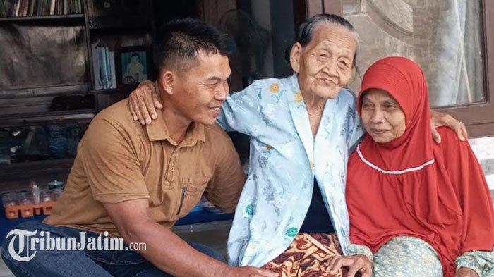 Mbah Wiji (tengah) diapit Suyadi cucunya dan Marmi anaknya yang terpisah puluhan tahun dalam artikel berjudul 'Dikira Meninggal Disapu Tsunami 2004, Ibu dan Anak asal Tulungagung Kembali Bertemu Setelah Puluhan Tahun