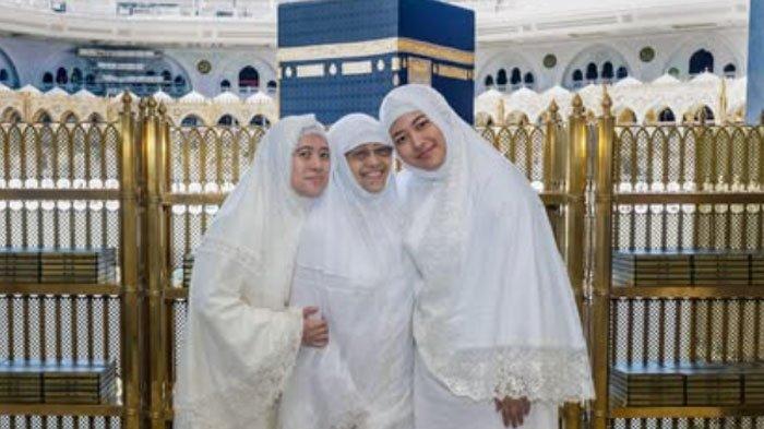 KETUM PDIP UMROH - Ketua Umum PDI Perjuangan, Megawati Soekarnoputri bersama putri dan cucunya tengah melakukan ibadah umroh, Senin (10/2/2025). Namun, ada sosok yang disorot yakni anak sulung Megawati yang juga tampak menemani ibu umroh.