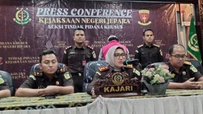 JUMPA PERS - Kepala Kejaksaan Negeri Jepara, RA Dhini Ardhany saat melaksanakan jumpa pers di kantor Kejari Jepara. Tersangka AWP diketahui menilap uang belasan nasabah di Kecamatan Bangsri untuk judi online.