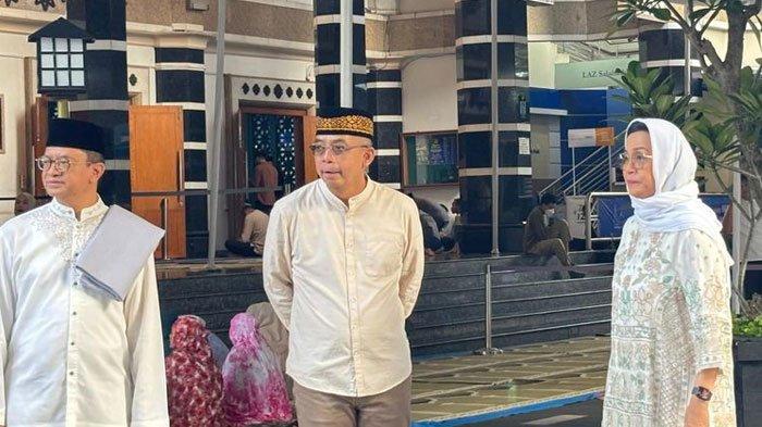 TAK BAGI THR - Menteri Keuangan Sri Mulyani Indrawati bersama suaminya Tonny Sumartono serta Direktur Jenderal Pajak Suryo Utomo saat akan melaksanakan sholat Idul Fitri di Masjid Ditjen Pajak, Jakarta, Senin (31/3/2025). Terungkap alasan Menteri Sri Mulyani tak beri THR ke anak cucu.
