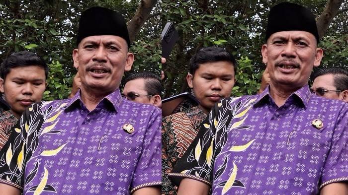 Menteri ATR/BPN, Nusron Wahid dan Kepala Desa Kohod, Arsin saat meninjau area laut yang memiliki SHGB dan SHM, di Desa Kohod, kabupaten Tangerang, Banten, Jumat (24/1/2025).