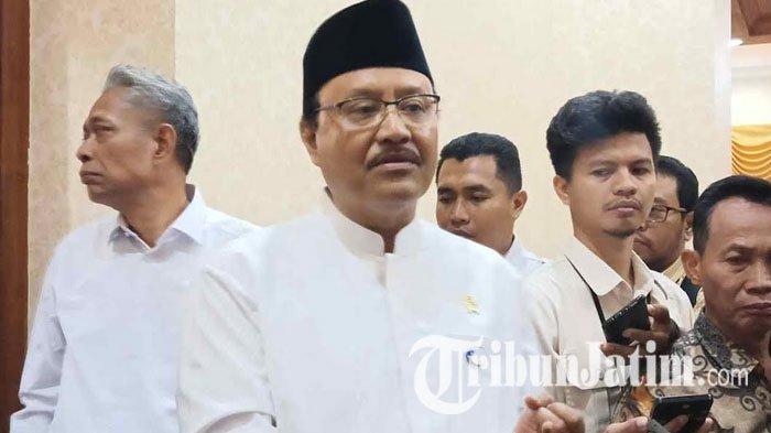 BERI PENJELASAN - Menteri Sosial Saifullah Yusuf atau Gus Ipul saat ditemui seusai Rapat Koordinasi bersama Pemprov Jatim di Gedung Negara Grahadi Surabaya, Minggu (9/3/2025) malam. Gus Ipul ingin agar setiap kabupaten/kota di Jawa Timur punya minimal satu Sekolah Rakyat. 