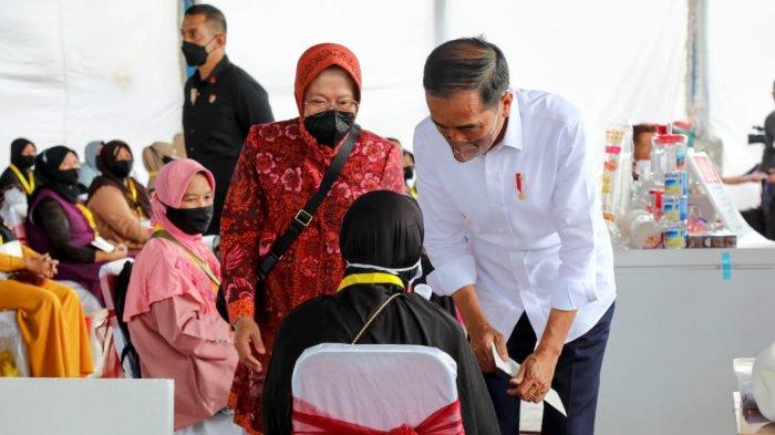 Menteri Sosial Tri Rismaharini mendampingi Presiden Joko Widodo dalam penyaluran Banyak Langsung Tunai (BLT) minyak goreng di Jawa Timur, Rabu (20/4/2022).