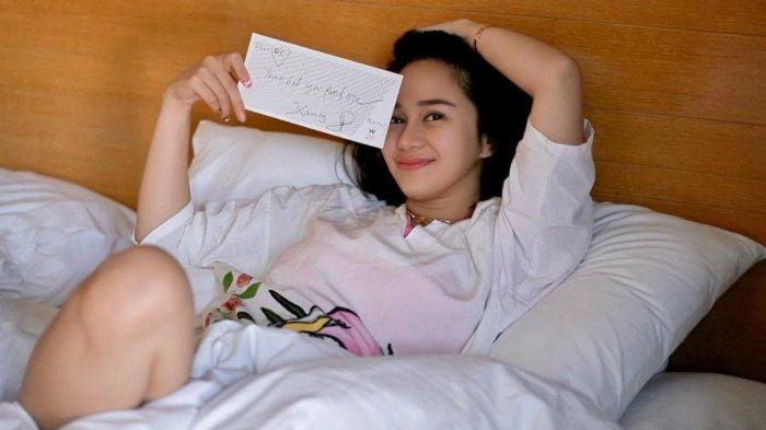 Menurut Denise Chariesta, ayah bayinya tidak mau bertanggung jawab meski masih hidup dan juga hobi mabuk-mabukan.