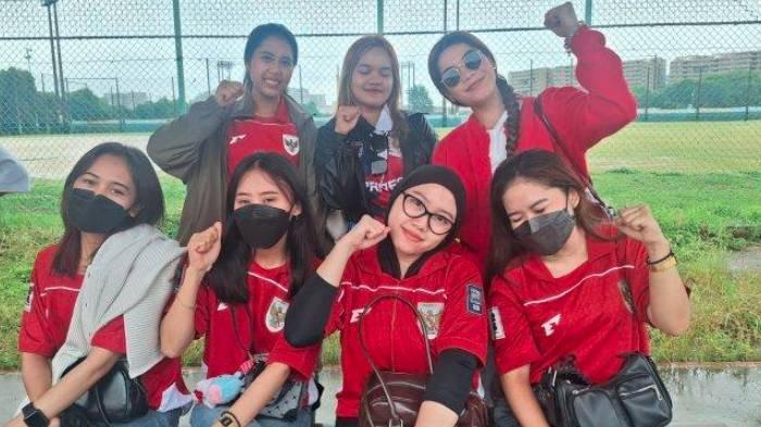 PENDUKUNG TIMNAS DI JEPANG - Mita (ketiga dari kiri bawah) WNI yang menetap di Nagano, datang langsung mendukung Timnas Indonesia di Panasonic Stadium Suita, Osaka, Selasa (10/6/2025).