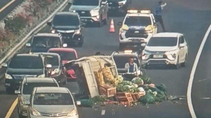Mobil Daihatsu Gran Max Pickup bernopol N-8650-KG bermuatan sayur terguling di Tol Pandaan-Kejapanan, KM 47.200/B, Jawa Timur, pada Sabtu (11/5/2024) sore.