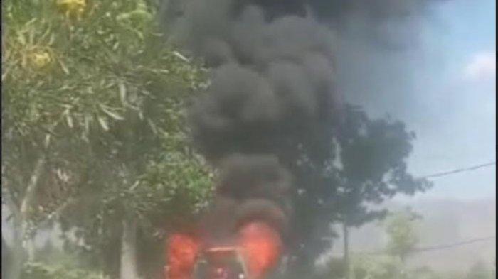 Mobil Elf saat terbakar dilalap api di jalan Desa /Kecamatan Mlandngan, Situbondo, Senin (19/8/2024)