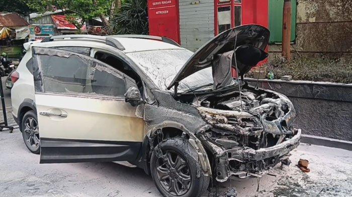 MOBIL TERBAKAR - Kondisi Mobil Honda BR-V bernopol L-17-56-YI yang terbakar di halaman SPBU Jalan Kayoon, Surabaya, pada Kamis (27/3/2025). Dua orang terluka bakar. Korban berinisial R (9) mengalami luka bakar derajat satu sekitar 16 persen pada bagian tangan dan wajah. Kemudian, Sekuriti SPBU, berinisial N (37) mengalami luka bakar derajat satu sekitar 6 persen pada bagian tangan kanan.