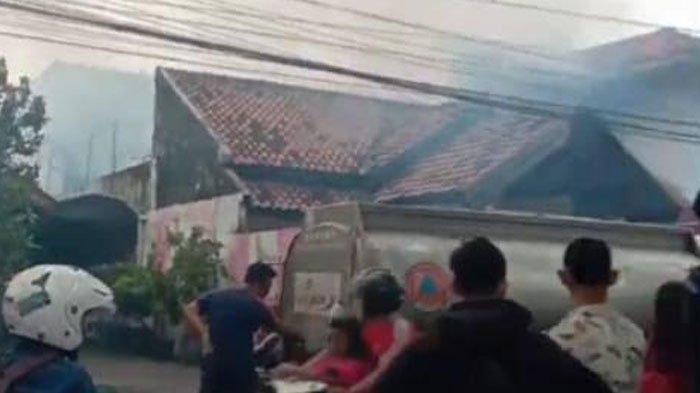 Rumah di kawasan padat penduduk di Jalan Adityawarman Kelurahan Kaliwungu, Kecamatan Jombang, Jombang terbakar hebat pada Kamis (26/9/2024) pada pukul 14.30 WIB.