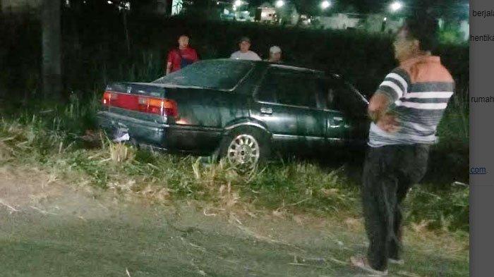Mobil sedan tabrak warung pinggir jalan Di Jalan Raya Dusun Mojolegi, Desa Dukuhmojo, Kecamatan Mojoagung, Kabupaten Jombang. Diduga pengemudi mobil dalam kondisi mabuk berat,  Rabu (31/7/2024).