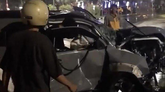 Kondisi mobil Toyota Fortuner yang menyeruduk pemotor di Jalan Gubernur Suryo Surabaya, Jumat (1/11/2024)