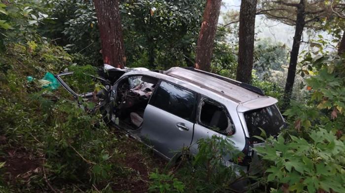REM BLONG: Mobil Toyota Avanza Nopol L 1737 ZT berpenumpang enam orang Wisatawan asal Surabaya, terjun ke jurang di turunan Sendi 1 jalur Cangar-Pacet, Kabupaten Mojokerto, Senin (28/7/2025)