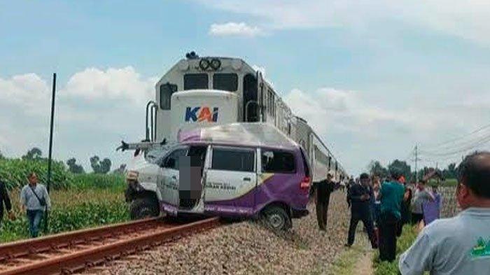 Mobil ambulans milik RS Gambiran Kota Kediri tertabrak kereta api, di perlintasan kereta api tanpa palang pintu di Desa Nyawangan, Kecamatan Kras, Kabupaten Kediri, Rabu (4/12/2024). Sopir ambulans tewas.