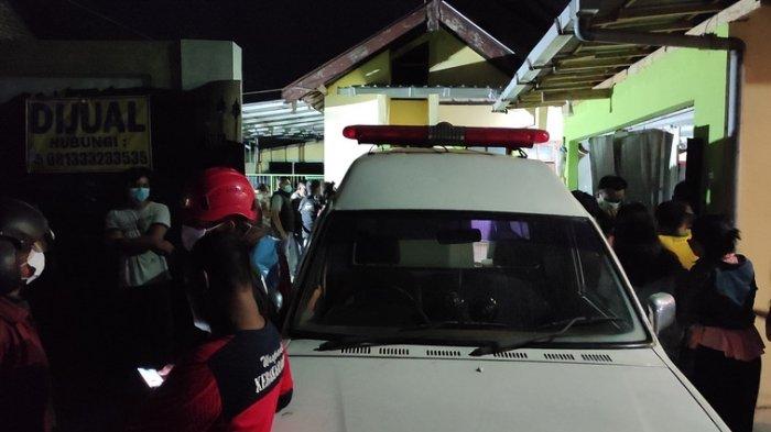 Mobil ambulans parkir di depan rumah yang menjadi lokasi penemuan dua jasad di Jl Sulawesi, Kota Blitar, Senin (1/1/2024).