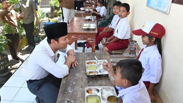 Bupati Trenggalek, Mochamad Nur Arifin Tinjau Uji Coba Makan Siang Bergizi di SDN 2 Sumbergedong, Kecamatan/Kabupaten Trenggalek.