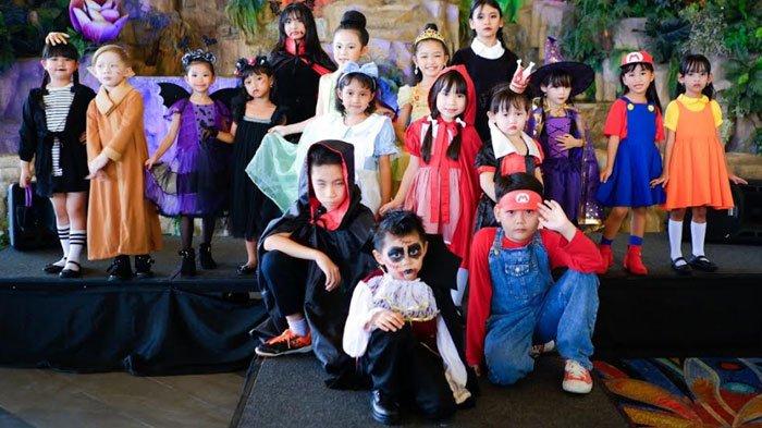 Moci (Model Cilik) Surabaya Model yang memeriahkan halloween dengan menggunakan kostum alias cosplay karakter unik di Trans Icon Mall Surabaya