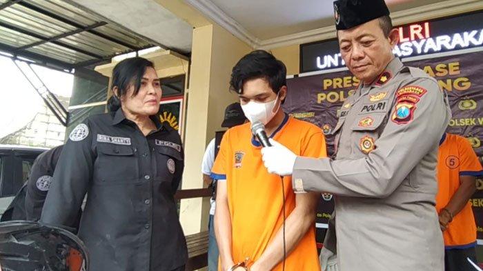 MALING DIINTEROGASI- Tersangka RS saat diinterogasi Kapolsek Wiyung Kompol Slamet Agus Sumbono saat Konferensi Pers Mapolsek Wiyung, pada Jumat (14/3/2025). Pria berinisial RS (24) anggota komplotan maling motor yang kerap beraksi menyatroni parkiran kosan di Wilayah Surabaya Barat. Modusnya, Pelaku RS berlagak seperti orang perantauan untuk menyewa kamar kosan di lokasi yang bakal menjadi sasaran aksi pencurian motor.