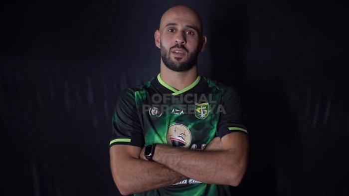 Mohammed Rashid saat diperkenalkan menjadi pemain asing baru Persebaya musim 2024/2025.