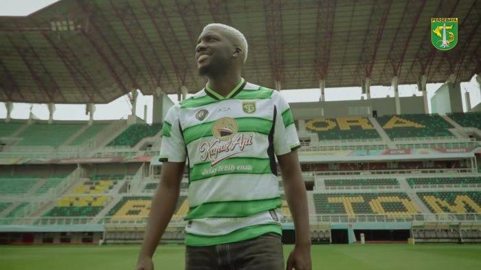 Momen Gilson Costa mengunjungi stadion GBT dalam perkenalan sebagai rekrutan baru Persebaya musim 2024/2025.