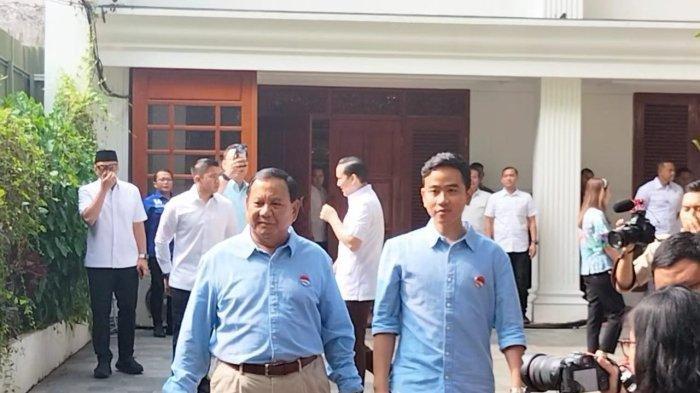 Momen Prabowo Subianto bersama Gibran Rakabuming pertama kali muncul bersama menggunakan baju senada yakni kemeja berwarna biru