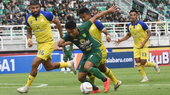 Momen Song Ui-young kausnya ditarik oleh pemain Barito Putera, Bagas Kaffa di dalam kotak penalti.