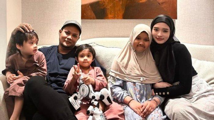 Momen Virgoun dan Inara Rusli foto satu sofa bersama ketiga anaknya pasca bercerai
