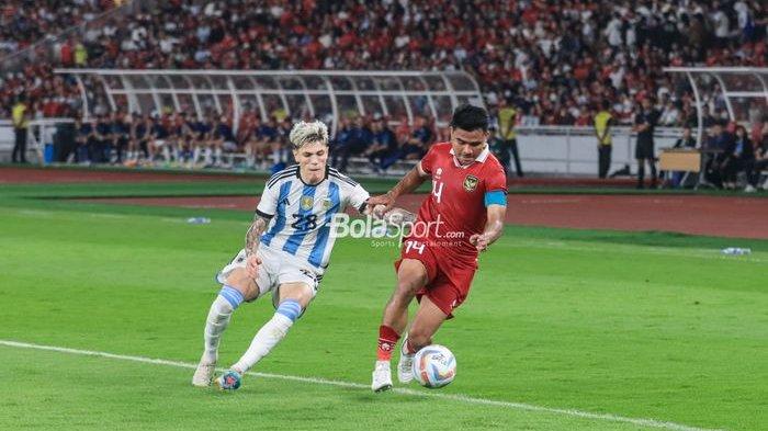Momen duel Alejandro Garnacho dengan Asnawi Mangkualam dalam laga Indonesia vs Argentina, Senin (19/6/2023).