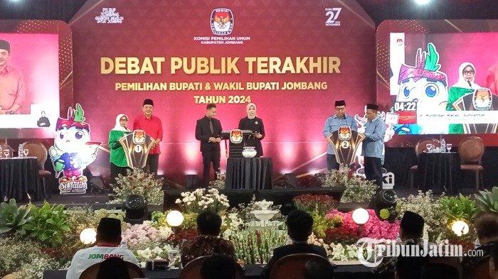 Debat Terkahir Pilkada Jombang 2024 yang Digelar di Ballroom Hotel Yusro Jombang, Sabtu (16/11/2024) ada momen menarik terjadi saat kedua Pasangan Calon (Paslon) saling sindir soal stunting, hingga catatan yang dibawa ke panggung.