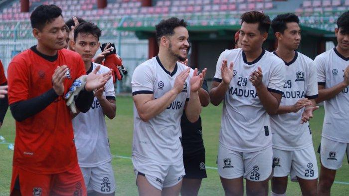 Momen perpisahan Lulinha dengan tim Madura United pada latihan tim hari, Kamis (7/12/2023).