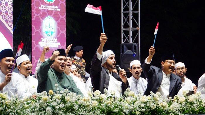 Momentum Menteri BUMN Erick Thohir, Wali Kota Pasuruan Saifullah Yusuf (Gus Ipul), Wakil Wali Kota Pasuruan Adi Wibowo (Mas Adi) dan jajaran Forkopimda Kota Pasuruan saat Sholawatan bersama Habib Syech, Sabtu (12/8/2023) malam. 